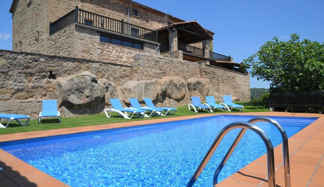 Beautiful, well-kept historical castle with private swimming pool