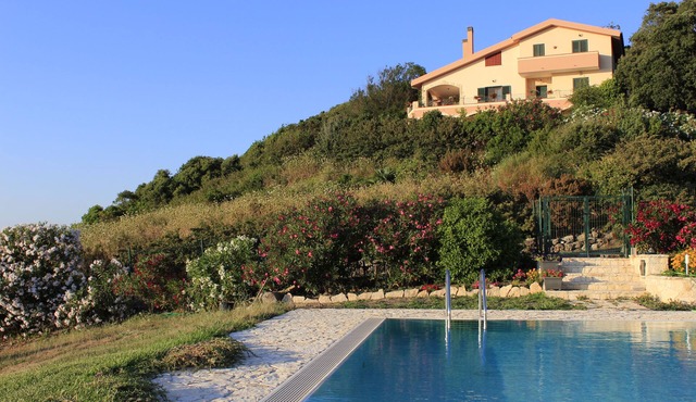 Between Sky and Sea Apartment with pool on the Gulf of Alghero