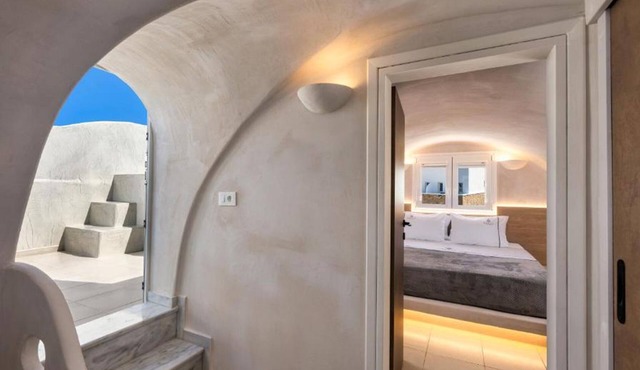 BH588 - C - Suite Santorini