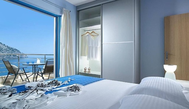 BH860 - C - Suite Santorini