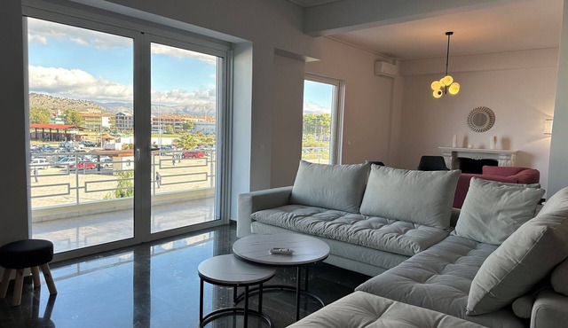 Big size appartment at the port of the old city of Nafplio with view to the sea.