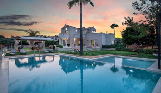 Breathtaking view*Private Heated Pool*15 sleeps*BBQ*390m2