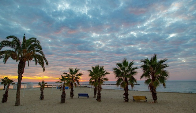Bright and central, 10 minutes from the beach