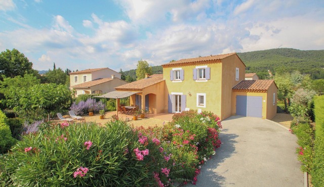 Bright Provencal villa with pool, air conditioning and near Gorges du Verdon