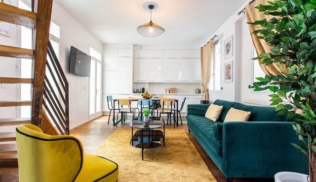 Bright Triplex - 4BR/10P - Moulin Rouge
