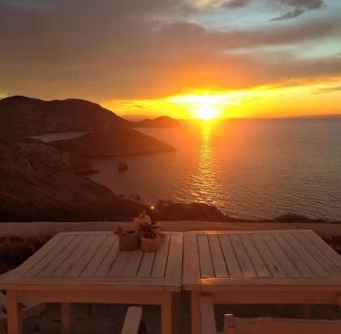 C & C Cycladic house with endless sea view