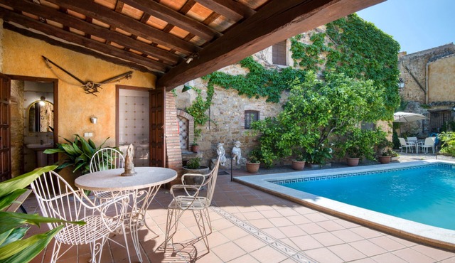 CANAPOST: 16th century farmhouse with private pool