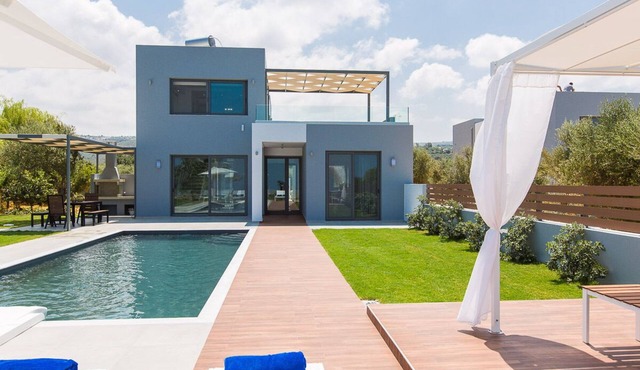 Captivating Panoramic Sea View, Unique Architecture, 10 Minutes from Beach