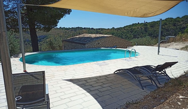 Casa Rustico - Detached country house with private pool in the Monti Iblea