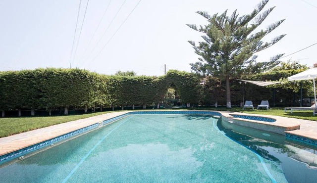 Chara's Private Villa with Swimming Pool & jacuzzi