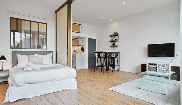 Charming and quiet apartment on the main boulevard