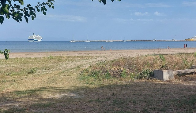 Charming beachfront 2-bedroom house with AC and WiFi.