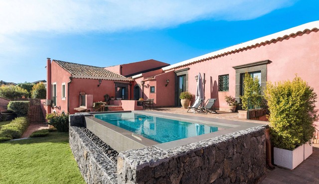 Charming house with pool in Viagrande