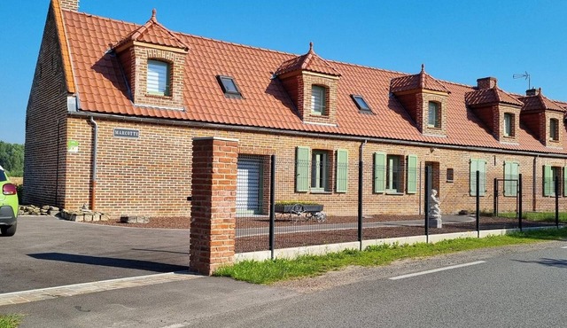 Charming semi-detached house with garden, near forest, pets allowed, parking & WiFi in Hasnon