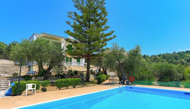 Corfu apartment with shared pool, close to beach and tavernas