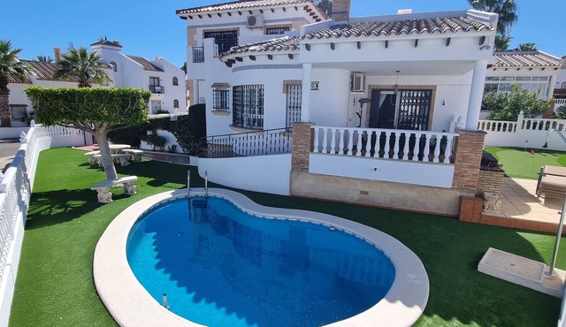 Corner plot villa w/private pool, mini-golf & sea views. 5 min walk to Plaza!
