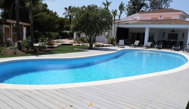 Cozy Beachside House: Private Pool, Free WiFi, Pet-Friendly, Near Dog Beach