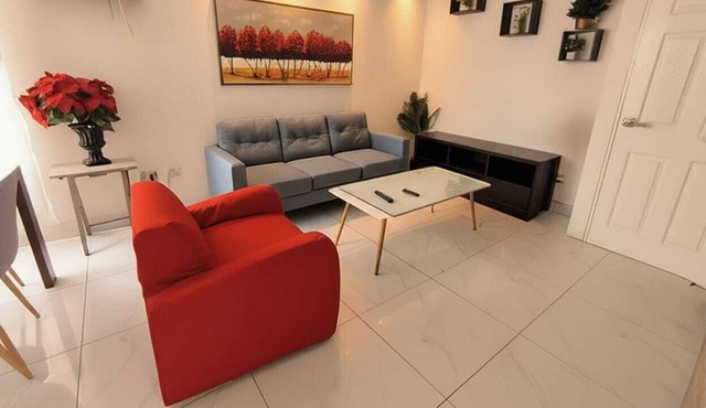 Cozy central shelter, steps away from the Mall (Ideal for families and friends).