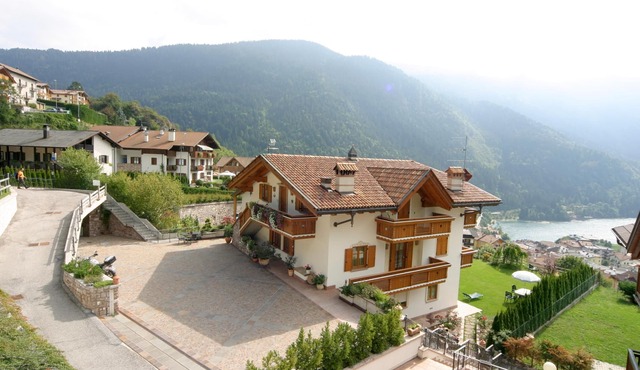 Detached villa with breathtaking views of the Dolomites and Lake Molveno *