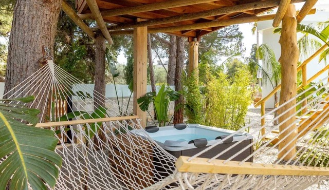 Dream Tree Suite with Jacuzzi | D PALM Premium Living