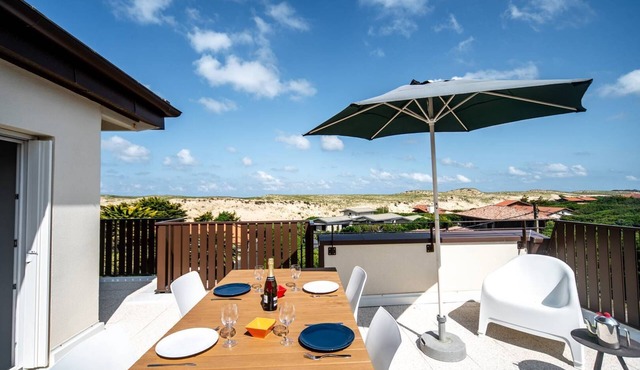 Duplex for 5 persons between lake and ocean, facing Graviere beach