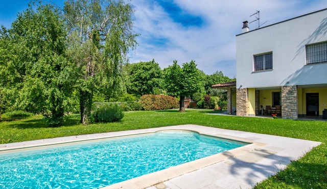 Elegant and modern villa at 50 m from the lake with garden, swimming pool