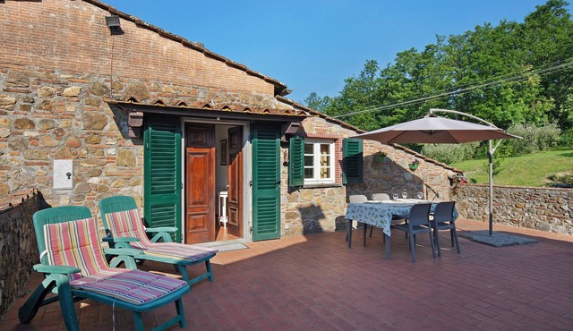 Emma e Adele Apartment with Private Garden, Wi-Fi, and Air Conditioning