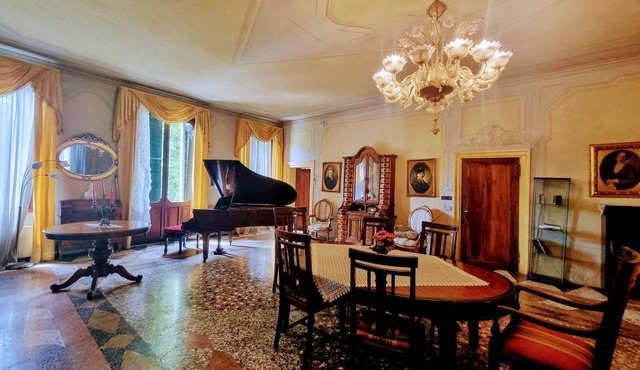 Enchanting 18th century villa with private parking a few km from Venice