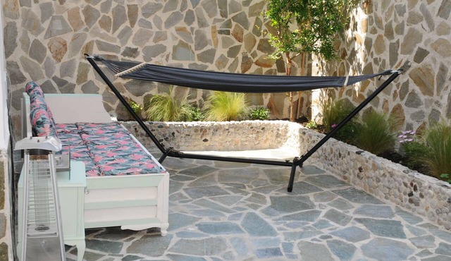 Enora Loutraki! Stylish 2BR Retreat with private Garden near the Sea.