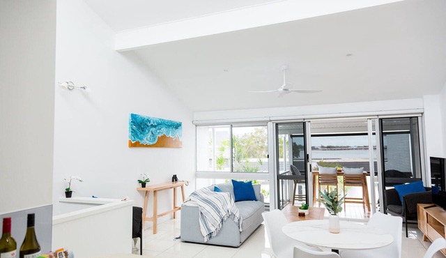 Entire 2 Bed Townhouse walking distance to the famous Sandstone Point Hotel.