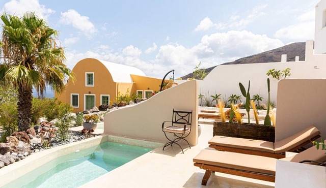 Exclusive 2 Bedrooms and 1 Split Level Bedroom Villa with Outdoor Jetted Pool an