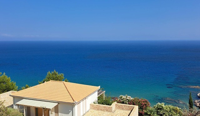 Exclusive villa directly overlooking the sea with spectacular sea views