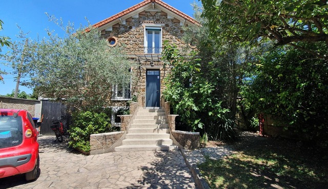 Family and Business Stay! Spacious 135m2 house (garden and parking)