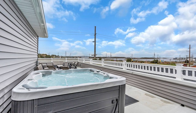 Fast Wifi | Rooftop HotTub | Pet Friendly | Coffee