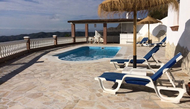 Finca with a fantastic view of the sea and the mountains