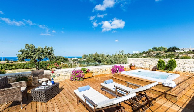 Full Privacy Family Villa Victoria!
