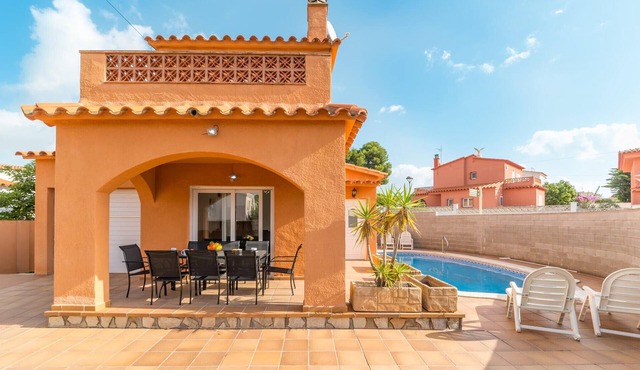 Gemma: House with private pool at 200 m. from the beach