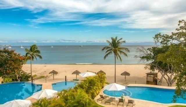 Gorgeous Beach Front Condo- Premier Member/Superb Cook/Housekeeper/Golf Cart