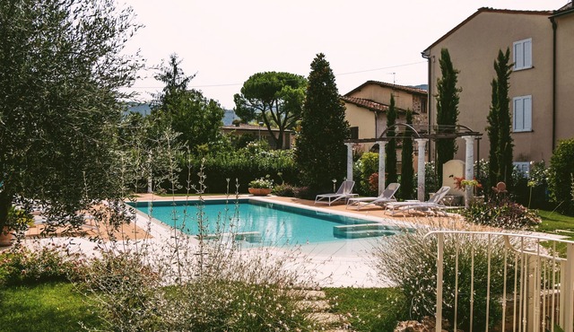 Ground floor villa apartment with garden and pool, 1 km from the city