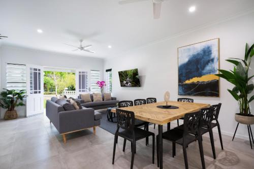 Hamptons Spa Villa - Edge Hill Cairns sleeps 9 Pet Friendly