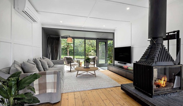 Hillside Cottage - Cosy Fire, Pool, Wineries