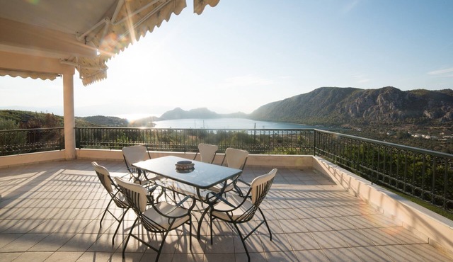 Holiday Home 'Ourdreamhouse in Loutraki' with Sea View, Wi-Fi and Air Conditioning