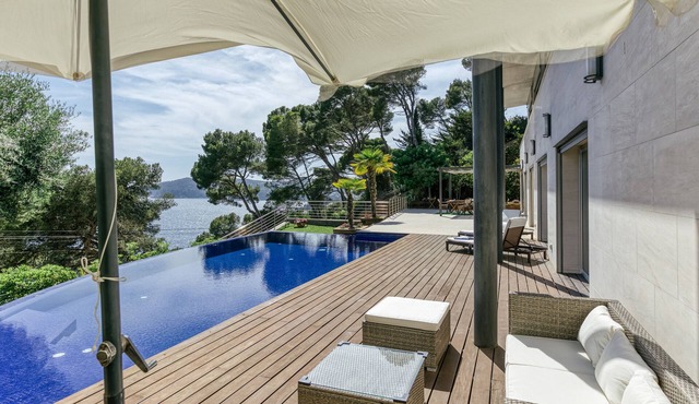 Holiday Home "Blueview" with lovely views, Pool & Wi-Fi
