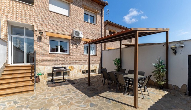 Holiday Home 'Callejon Del Pozo 3 Near Puy Du Fou' with Shared Pool, Wi-Fi and Air Conditioning