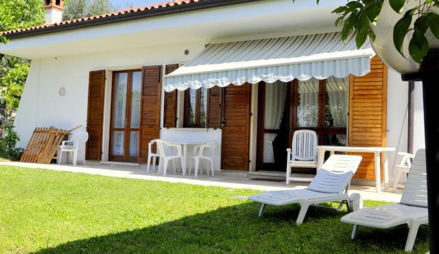 Holiday home with private garden, about 1 km from the lake