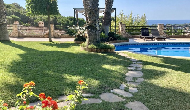 Holiday house with pool and sea views + garden for 4 pers. Costa Brava (Lloret)