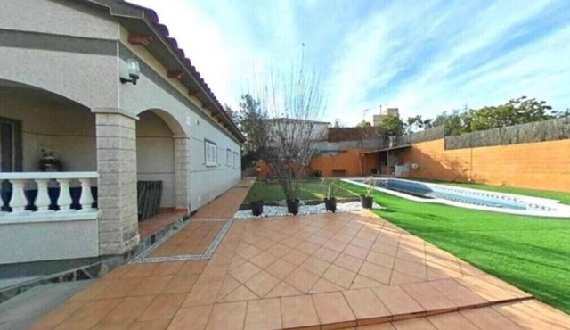 House with Pool, Perfect for Families