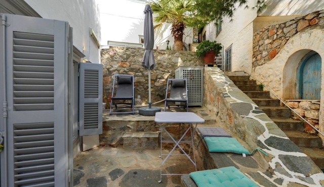 Hydra studio with patio 250 meters up from port