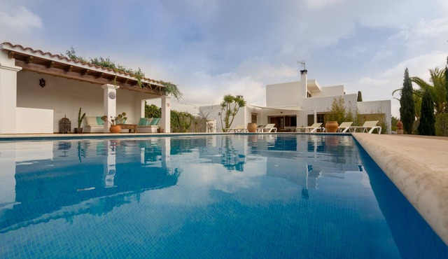 Ibizan style villa, private pool, close to the best beaches!