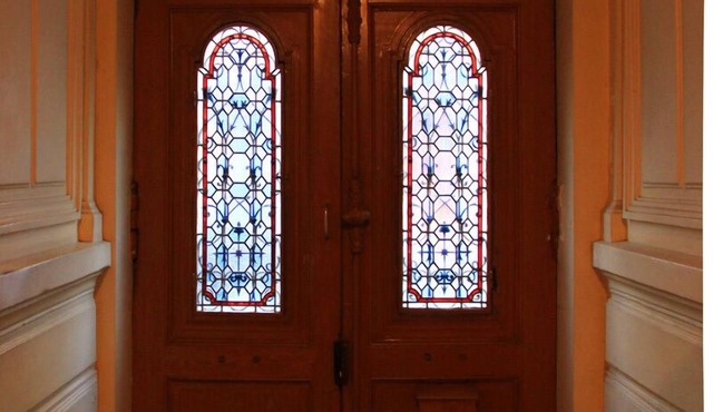 Ideal address for a Paris visitor, refurbished, fine amenities & furniture.